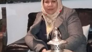 صورة كنزة المكداسني تقدم لوحاتها بالبيضاء